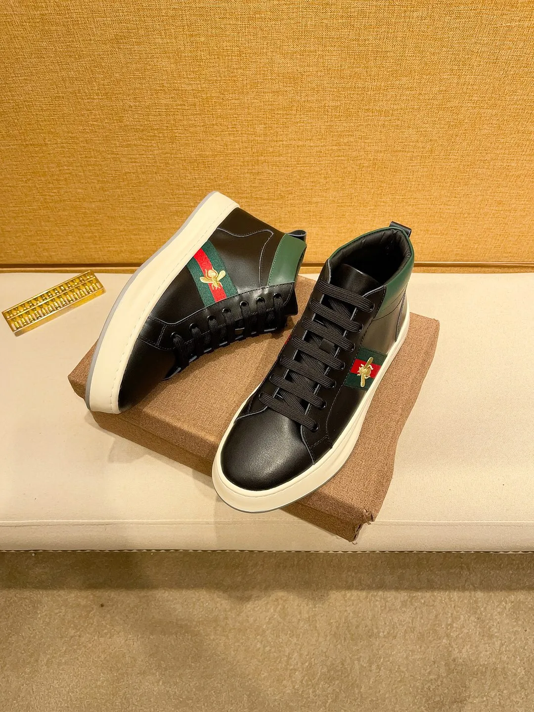 Factory price 440 [Gucci] Gucci's latest high-top casual Korean-style men's shoes, brand new autumn and winter design, perfect workmanship, cabinet quality, upper: cowhide material, leather lining; soft and comfortable, rubber outsole ultra-light, wear-resistant, simple, versatile fashion men's shoes, color optional, size 38--44
